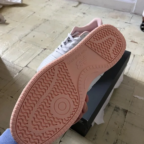 New Balance White and Pink Sneakers - Picture 3 of 4